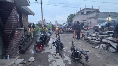 VIDEO. Policías de Toluca aseguran taller clandestino de motos y detienen a cuatro criminales