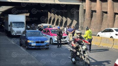URGENTE: Taxista se sintió mal, se detuvo y murió sentado en su auto