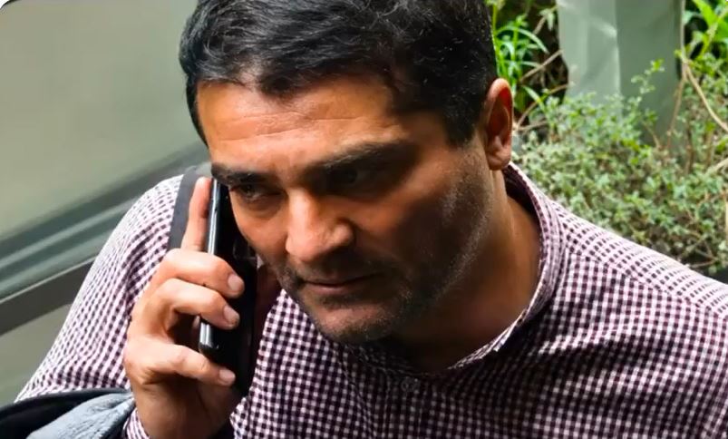 VIDEO: Falso cliente roba una computadora y un celular de un restaurante