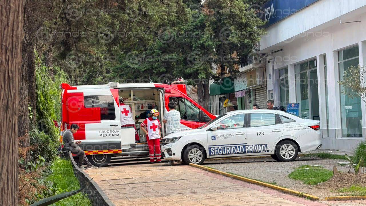 URGENTE: Hombres armados asaltan a cuentahabiente afuera de un BBVA