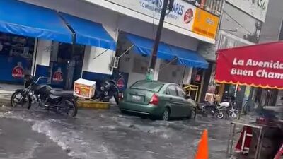 VIDEO: ‘Otra vez…’; agua sucia y pestilente brota de las coladeras tras tormenta en Edomex