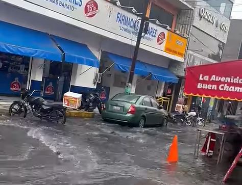 VIDEO: ‘Otra vez…’; agua sucia y pestilente brota de las coladeras tras tormenta en Edomex