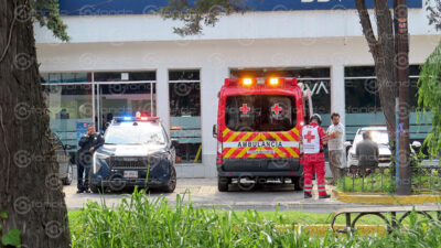 ALERTA. Hombres armados asaltan a cuentahabiente al salir de sucursal bancaria en Edomex