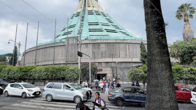 LAMENTABLE. Mujer muere frente a la Basílica de Guadalupe; llevaba un ramo de rosas en las manos