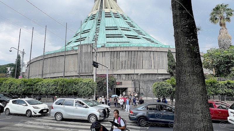 LAMENTABLE. Mujer muere frente a la Basílica de Guadalupe; llevaba un ramo de rosas en las manos