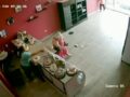 VIDEO: Cliente y su madre pierden la razón y hacen destrozos en una pastelería