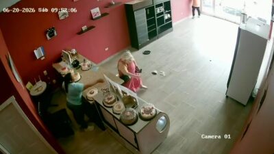 VIDEO: Cliente y su madre pierden la razón y hacen destrozos en una pastelería
