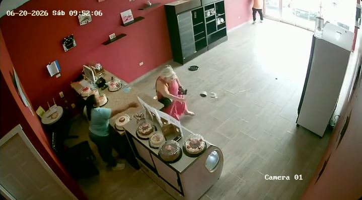 VIDEO: Cliente y su madre pierden la razón y hacen destrozos en una pastelería