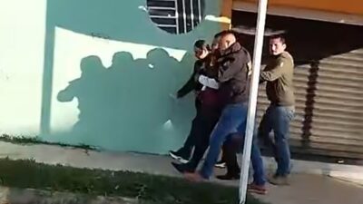 VIDEO. Sacan de la secundaria y detienen a maestro acusado de abusar sexualmente de una alumna
