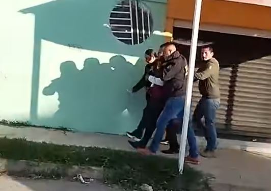 VIDEO. Sacan de la secundaria y detienen a maestro acusado de abusar sexualmente de una alumna