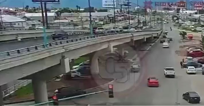 VIDEO: Montachoques en camioneta desatan fuerte persecución en la autopista