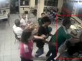 VIDEO: Alcalde golpea a joven mesero de una taquería porque ‘no les tomaba la orden’