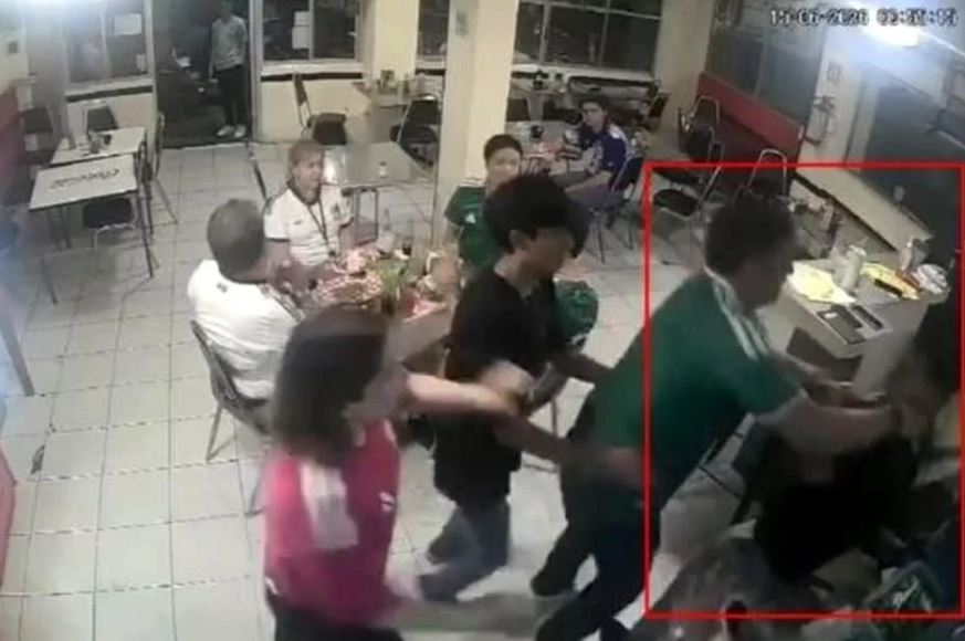 VIDEO: Alcalde golpea a joven mesero de una taquería porque ‘no les tomaba la orden’
