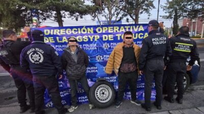 VIDEO: Policías de Toluca atrapan a sujetos que daban ‘cristalazos’ a autos para robar