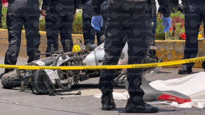 CRIMEN. Policía jalonea a motociclista y provoca que choque contra el Metrobús; el bíker murió y el policía escapó