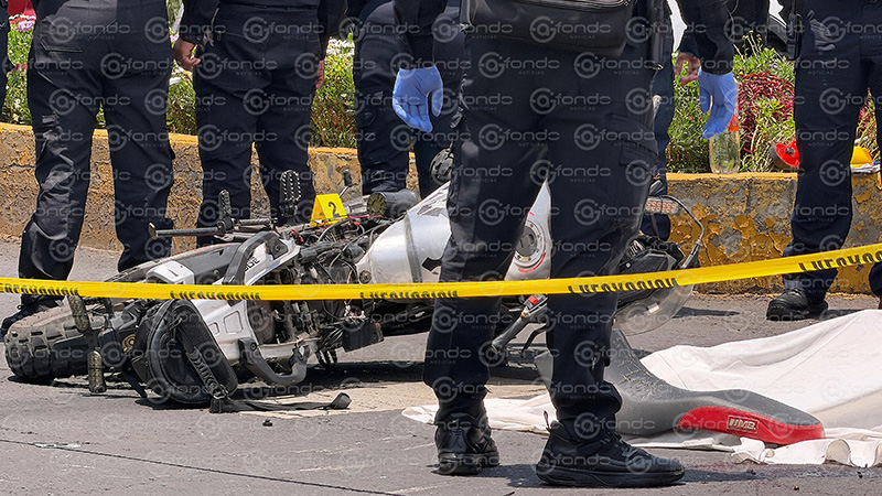 CRIMEN. Policía jalonea a motociclista y provoca que choque contra el Metrobús; el bíker murió y el policía escapó