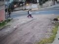 VIDEO: Asaltantes armados cazan y asaltan a chavitos al salir del Bachilleres