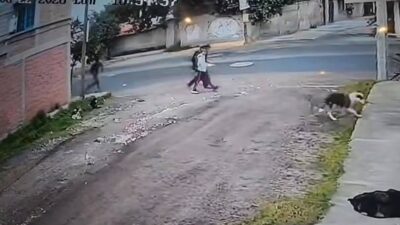 VIDEO: Asaltantes armados cazan y asaltan a chavitos al salir del Bachilleres