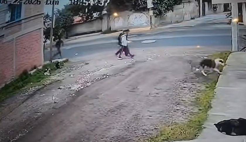 VIDEO: Asaltantes armados cazan y asaltan a chavitos al salir del Bachilleres