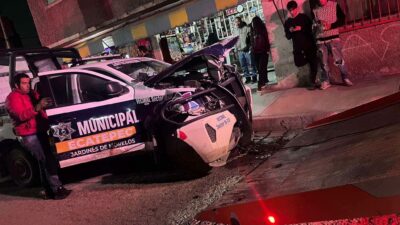 PATÉTICO: Patrulleros de Ecatepec chocan entre sí durante persecución y destruyen un puesto de tacos