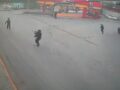 VIDEO: Policía le dispara por la espalda a un asaltante que escapaba; el criminal murió