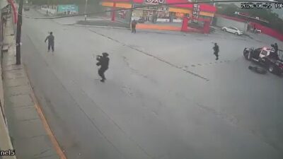 VIDEO: Policía le dispara por la espalda a un asaltante que escapaba; el criminal murió