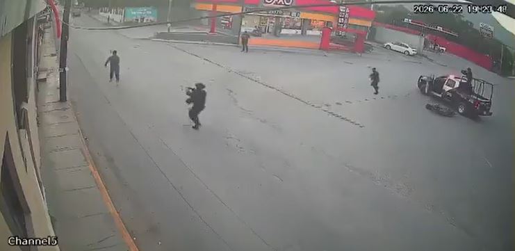 VIDEO: Policía le dispara por la espalda a un asaltante que escapaba; el criminal murió