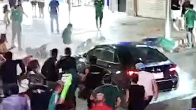 VIDEO. Automovilista embiste a decenas de aficionados que celebraban el triunfo de México