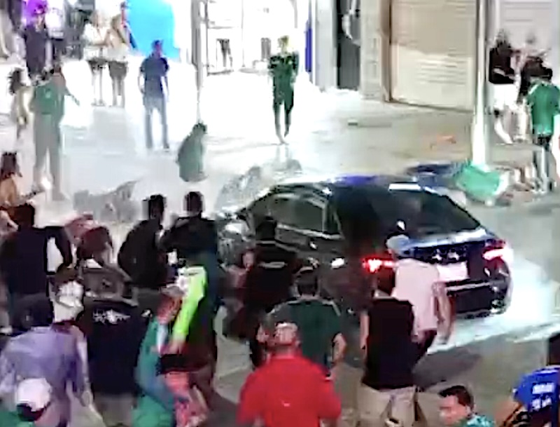VIDEO. Automovilista embiste a decenas de aficionados que celebraban el triunfo de México