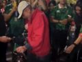 VIDEO: ‘¡Cooperacha…!; fanáticos de ‘la verde’ ayudan con dinero a un abuelo con su perrito