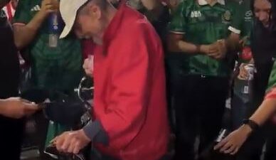 VIDEO: ‘¡Cooperacha…!; fanáticos de ‘la verde’ ayudan con dinero a un abuelo con su perrito
