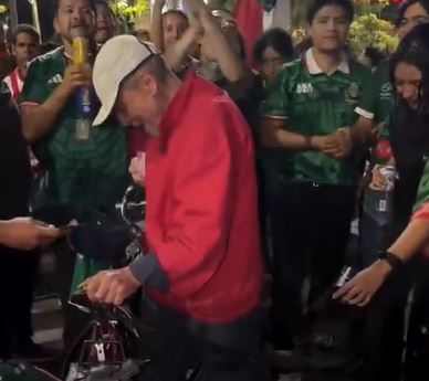 VIDEO: ‘¡Cooperacha…!; fanáticos de ‘la verde’ ayudan con dinero a un abuelo con su perrito