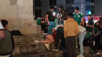 VIDEO: Mujer sube a un monumento para festejar a ‘La Verde’ y cae de varios metros de altura