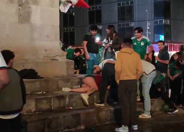 VIDEO: Mujer sube a un monumento para festejar a ‘La Verde’ y cae de varios metros de altura