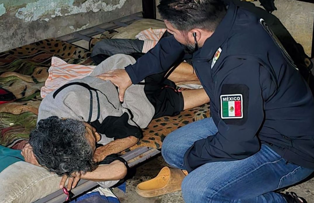 CORAJE: Dos abuelos con su perrito vivían encerrados sin comida ni agua