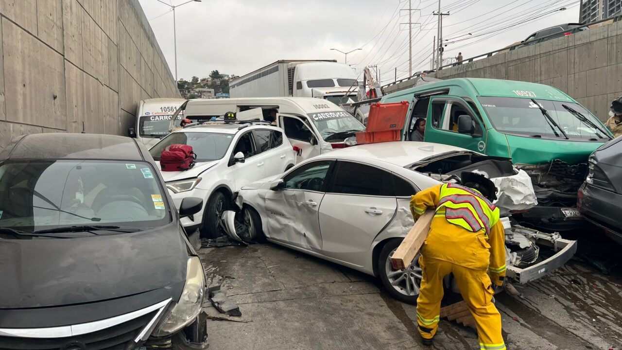 DESASTROZO: Tráiler sin frenos se lleva a 35 vehículos; hay muchas personas heridas