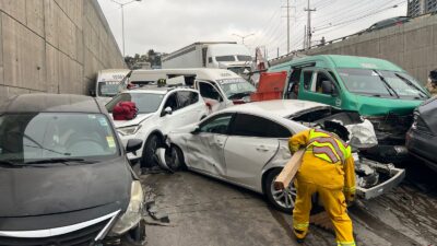 DESASTROZO: Tráiler sin frenos se lleva a 35 vehículos; hay muchas personas heridas