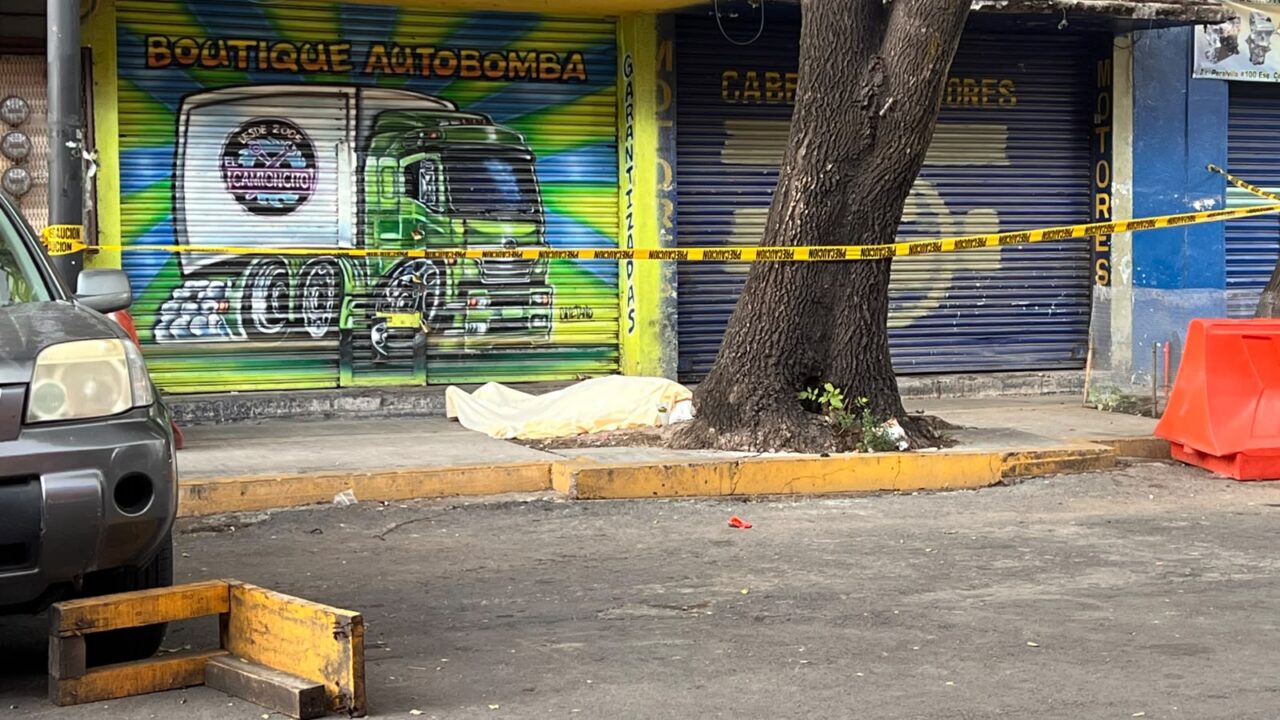 TRAGEDIA: Hombre cae y muere de manera repentina cuando caminaba por la calle