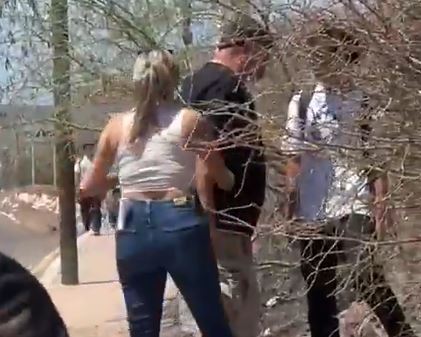 VIDEO: ‘¡Con una que le hagas!’; padre amenaza a estudiante por caso de ciberacoso a su hija