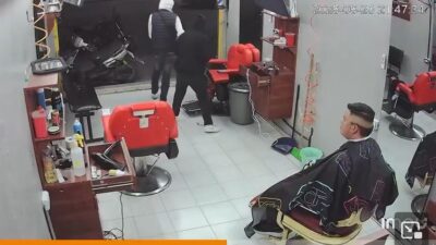 VIDEO: Asaltantes atacan al encargado y un cliente dentro de una barbería