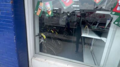 VIDEO: Joven encuentra la bici que le robaron en una sucursal de ‘Empeño Fácil’