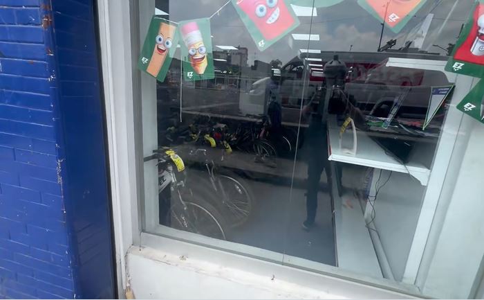 VIDEO: Joven encuentra la bici que le robaron en una sucursal de ‘Empeño Fácil’
