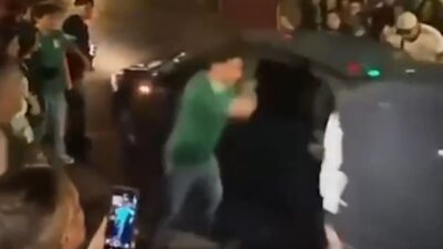 VIDEO: Secretario de Morena da puñetazo a una mujer por no festejar con ellos