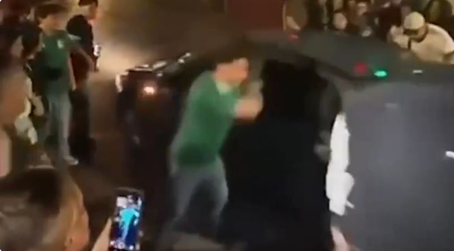 VIDEO: Secretario de Morena da puñetazo a una mujer por no festejar con ellos