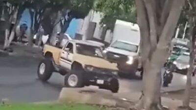 VIDEO: ‘Si no es monster truck’; conductor aferrado sufre increíble volcadura