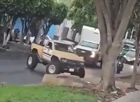 VIDEO: ‘Si no es monster truck’; conductor aferrado sufre increíble volcadura