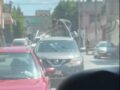 VIDEO. Furia al volante, conductor derriba a un motociclista y luego le avienta la camioneta encima