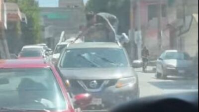 VIDEO. Furia al volante, conductor derriba a un motociclista y luego le avienta la camioneta encima