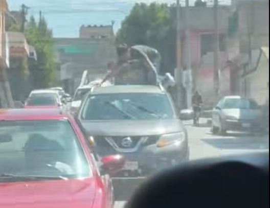 VIDEO. Furia al volante, conductor derriba a un motociclista y luego le avienta la camioneta encima