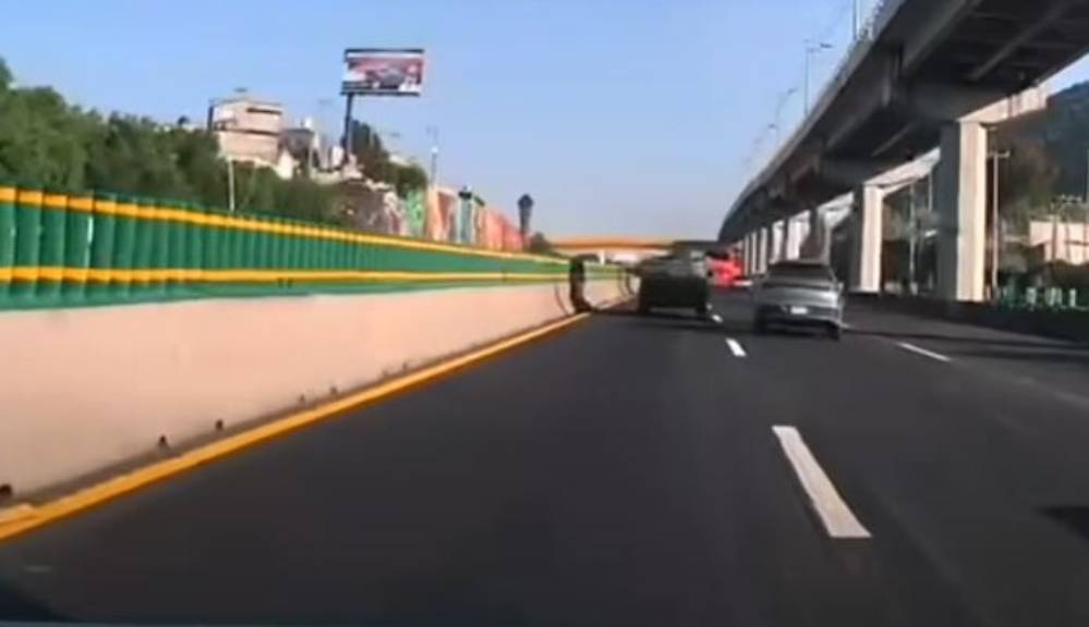 VIDEO: ‘Bájate, güey!’; montachoques en un taxi se va con las manos vacías